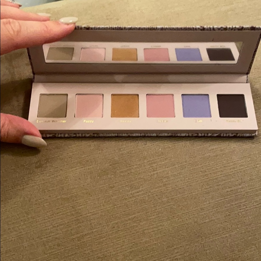 Dominique Cosmetics eyeshadow palette - Picture 1 of 4